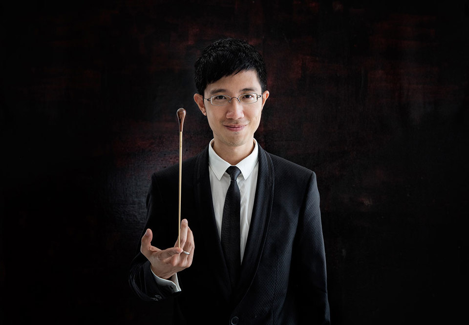 Dirigenten balanserar sin dirigentpinne på sitt finger. Närbild. Fotografi.