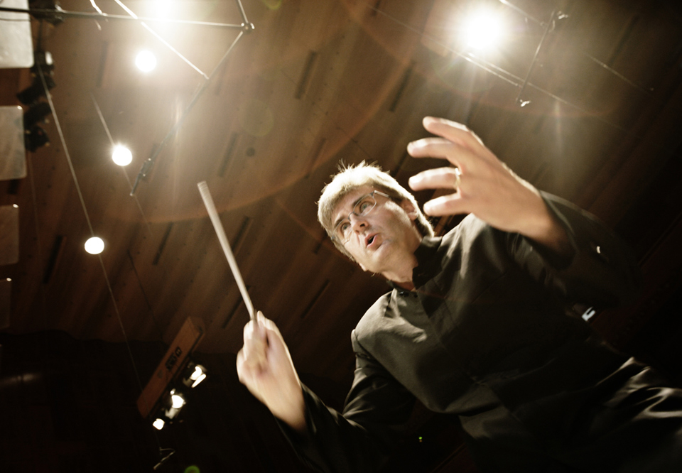 Thomas Dausgaard dirigerar. Konsertljus. Fotografi.