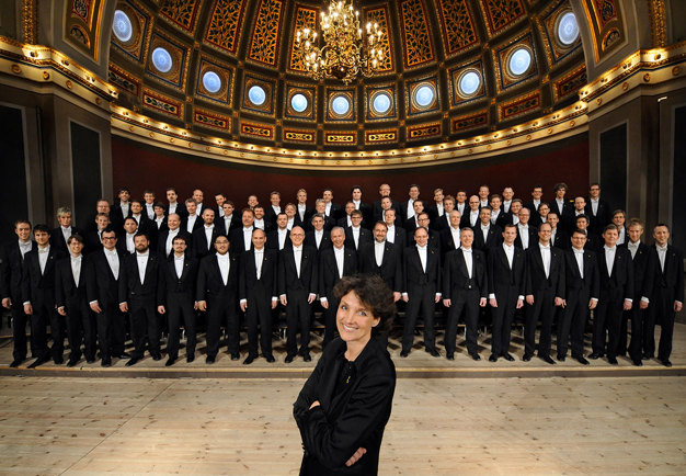 Group picture of the choir and the conductor Cecilia Rydinger Alin. Photography.