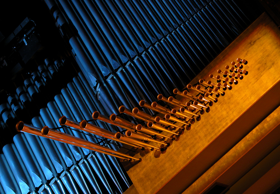 Närbild på Konserthusets orgel. Pipor. Ljussatt med blått sken. Fotografi.
