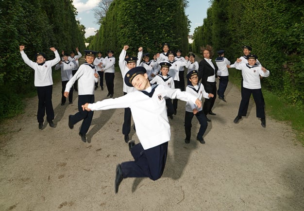 Grupp av ungdomar som hoppar. Fotografi.