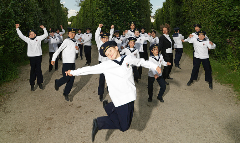 Grupp av ungdomar som hoppar. Fotografi.
