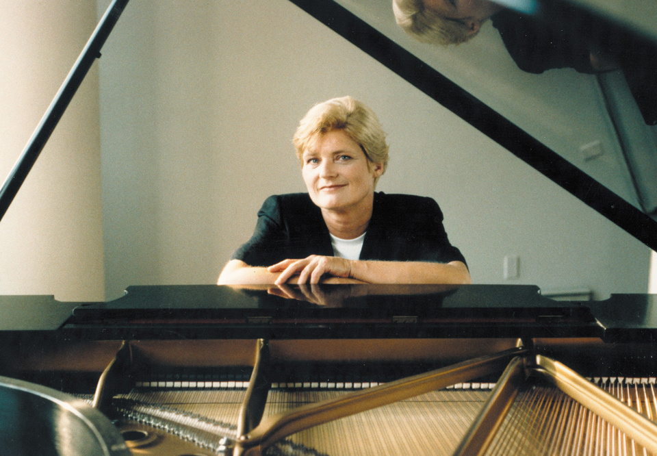 Närbild av pianist sittandes bakom flygeln. Inger Södergren. Fotografi.