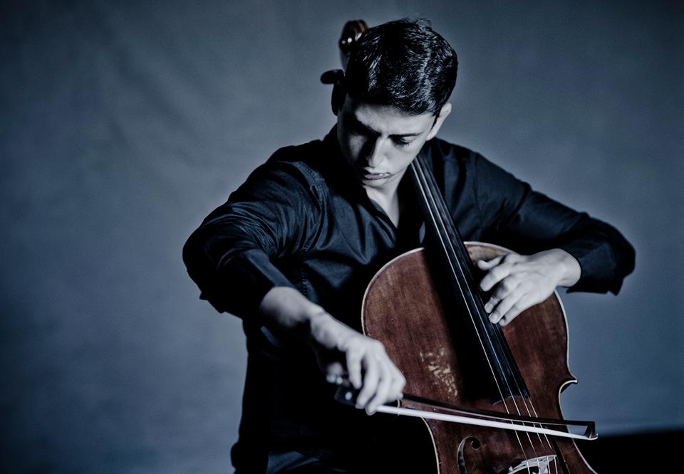 Dramatisk bild på engagerad och spelande cellist. Narek Hakhnazaryan. Fotografi.