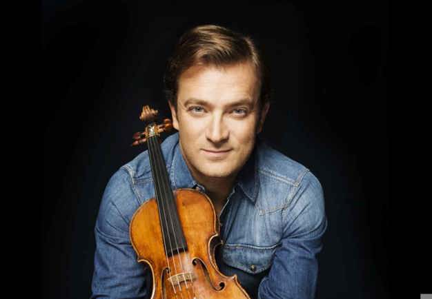 Renaud Capuçon holding his violin. Photo.