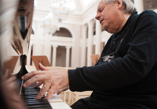 Sokolov by his piano. Photo.