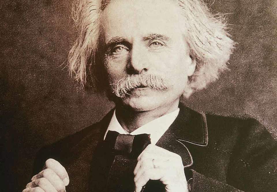 Äldre svartvit bild på tonsättaren Edvard Grieg
