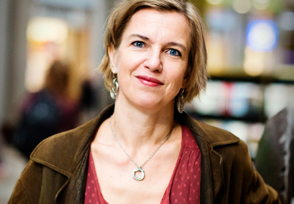 Kvinna som tittar rakt in i kameran. Fotografi.