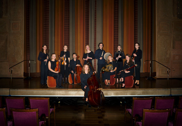 Samlingsbild på musiker med sina instrument. Fotografi.