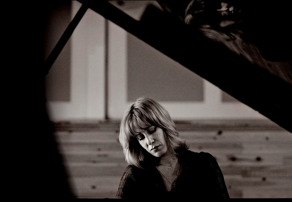 Kvinna som spelar piano. Fotografi.