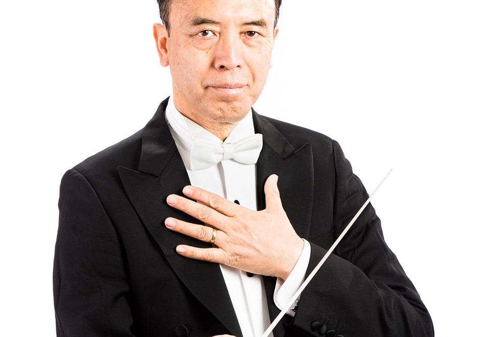 Närbild på dirigent med pinne. Fotografi.