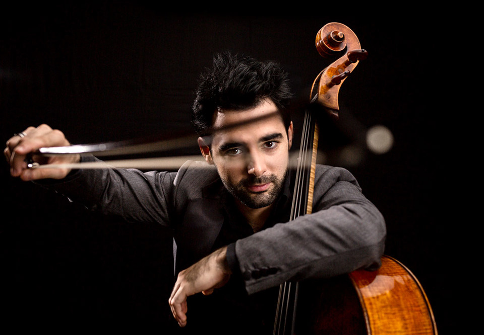 Man som spelar cello. Fotografi.