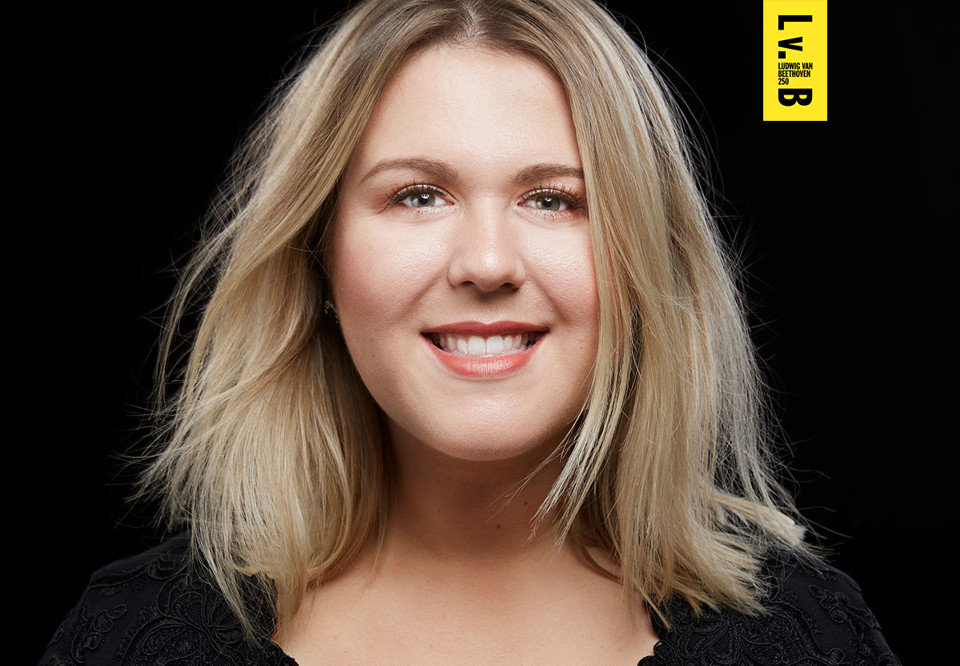 Porträttbild på Christina Nilsson som ser glad ut.