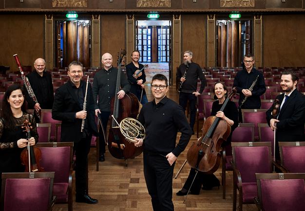 Gruppbild på svartklädda musiker, glada! Fotografi.
