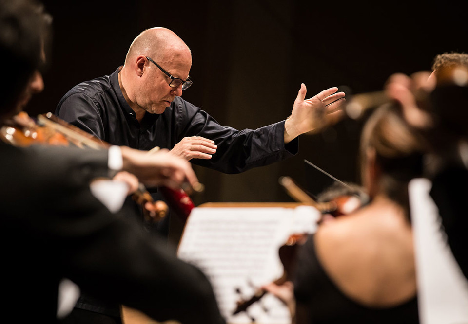 Man conducts. Photo.