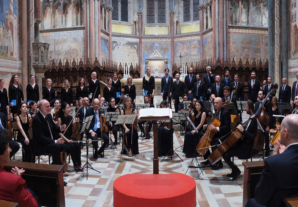 A choir standing in a church. Photo. 