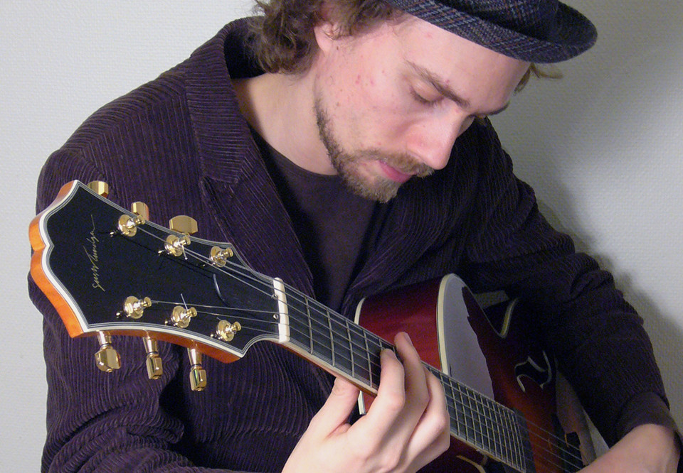 Man who plays the guitar. Photo.. Fotografi.