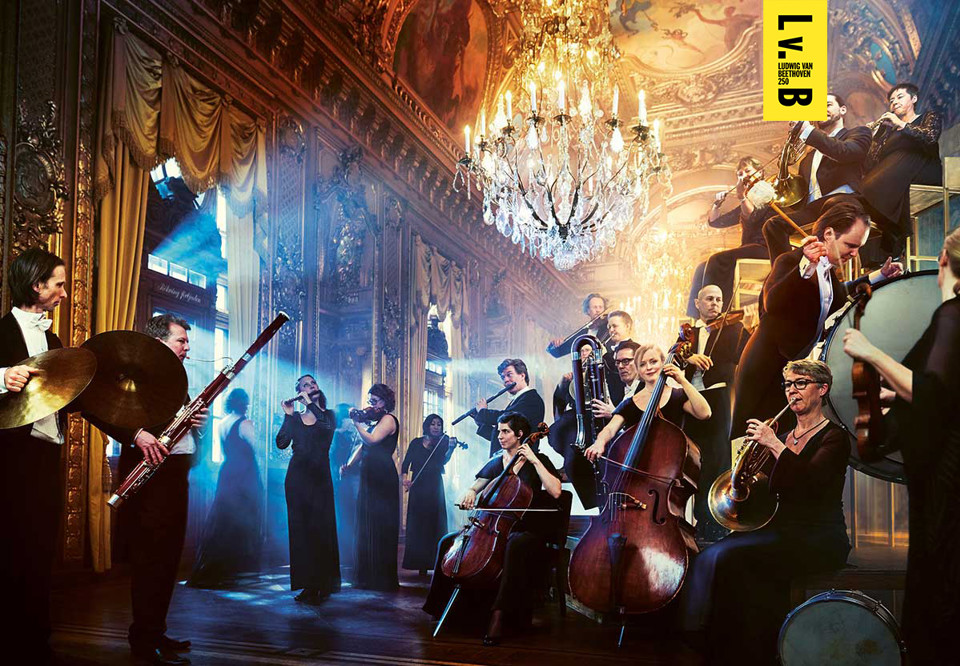 Kraftigt ljussatt bild med rökeffekt. Musiker står blandat i bilden och spelar på sina instrument. Dramatiskt fotografi.