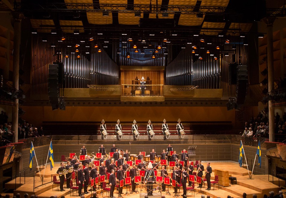 Musiker på Konserthusets stora scen. Konsertklädda. Fotografi.