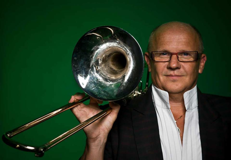 Man holding a trombon. Photo