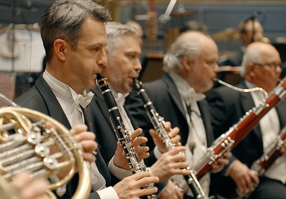 Fotografi av två män som spelar klarinett. Konsertklädda