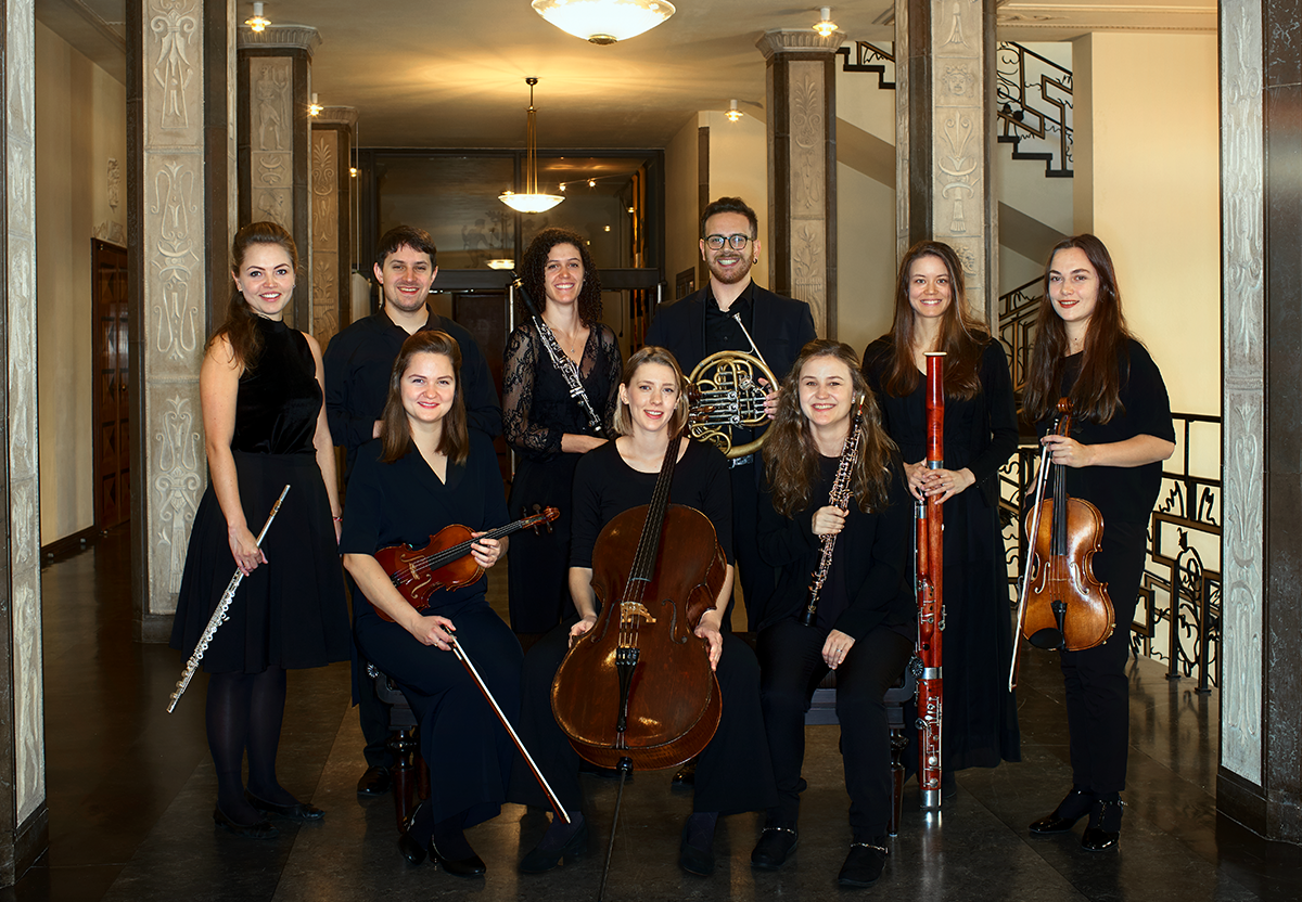 Picture of a groupe of musicans with instrument. They look happy. Photo