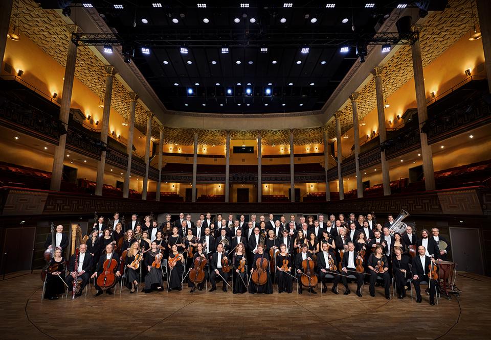 Group picture of the whole orchestra. Photo