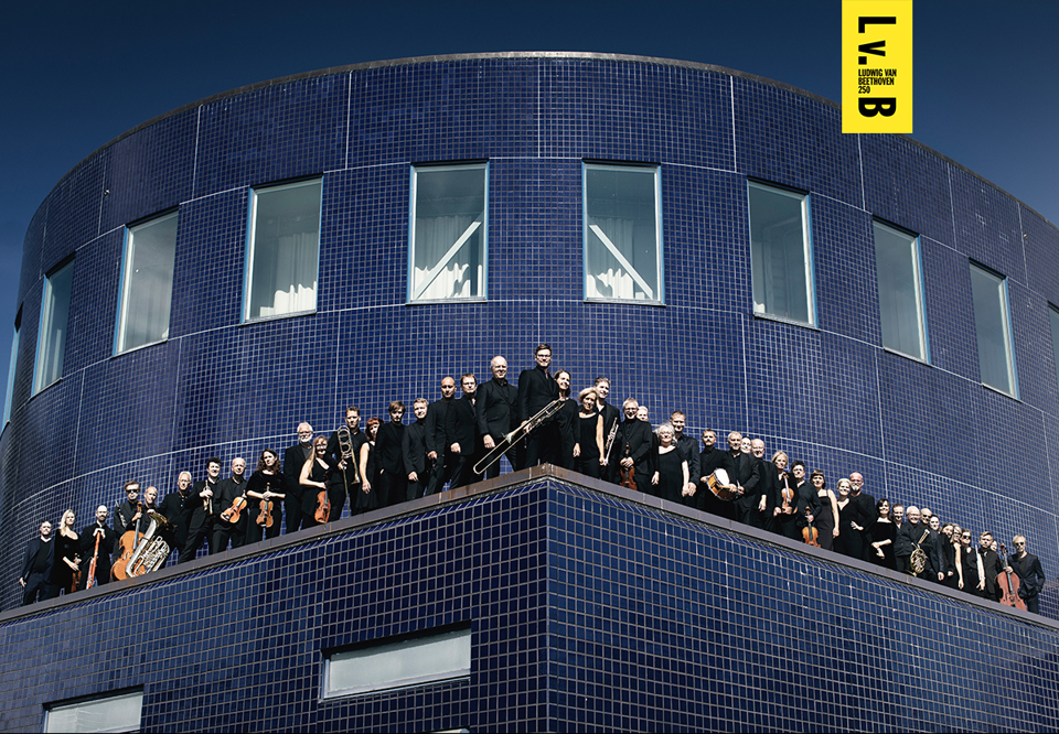 Gävle Symfoniorkester samlade framför sitt konserthus i ett gruppfotografi.