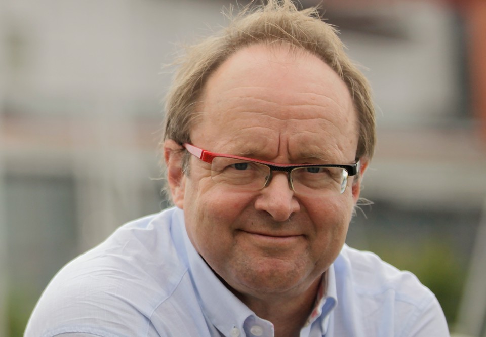 Fotografi på en man med glasögon.