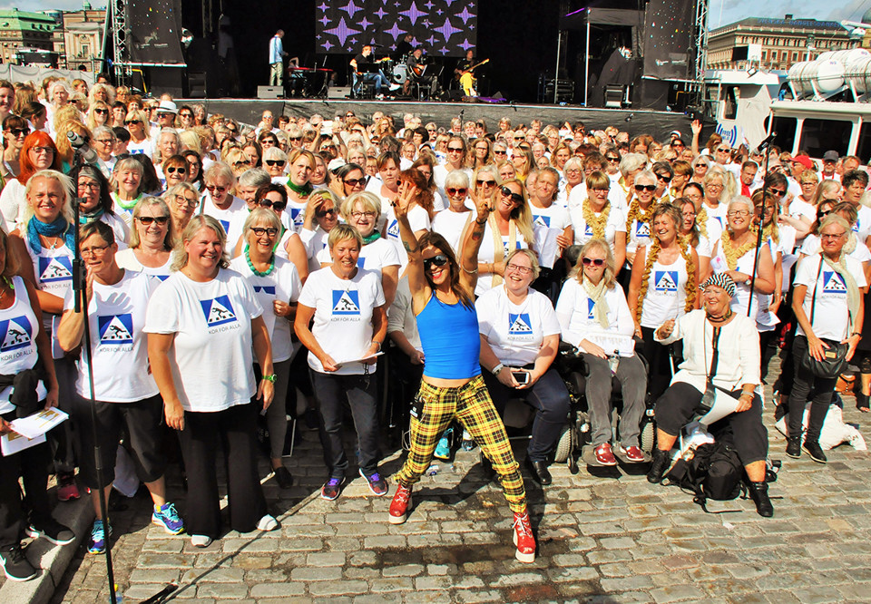Mycket folk som tittar ini kameran. Fotografi.