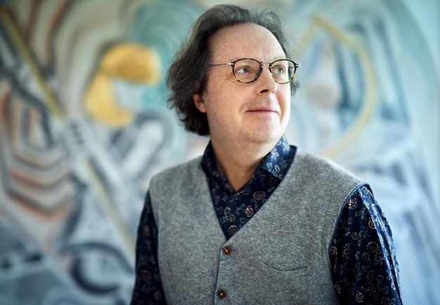 Composer Tommie Haglund in grey shirt and gray pull-over. Photo.