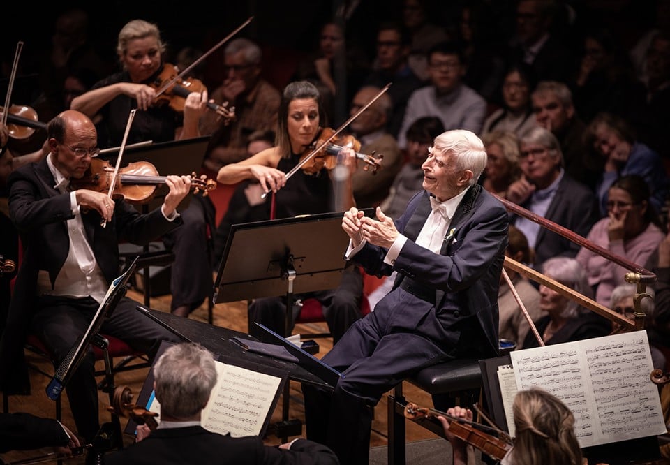 Man spelar cello Fotografi.