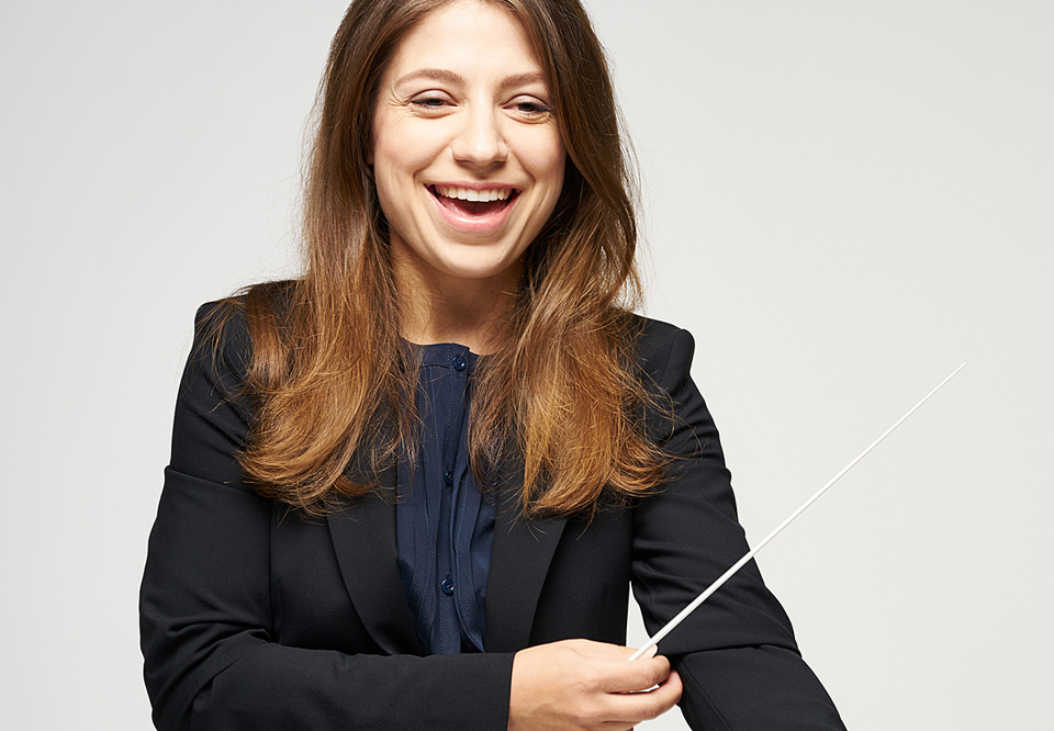 Young woman smiling into the camera. Photo.