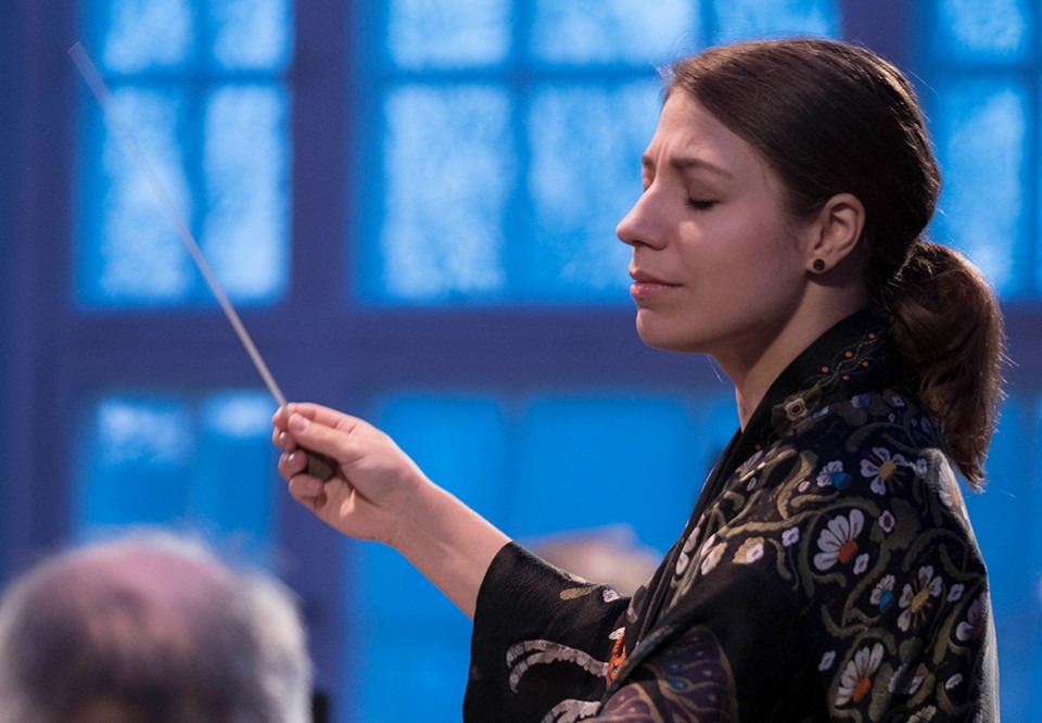 Dalia Stavsevska dirigerar med inlevelse. Fotografi taget vid konsert.