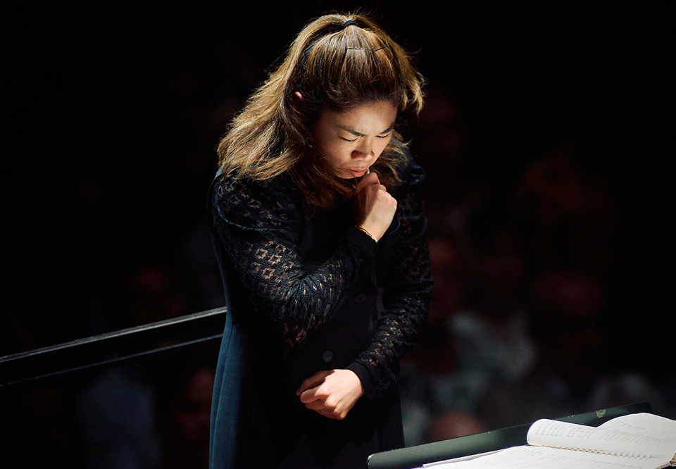 Kvinna som dirigerar. Fotografi.