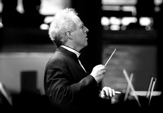 Manfred conducts. Photography