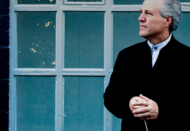 Manfred Honeck against blue background, photography.