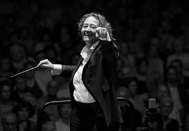 Nathalie dirigerar med energi.