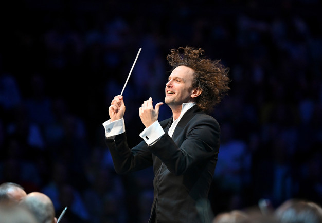 Man som dirigent. Fotografi.