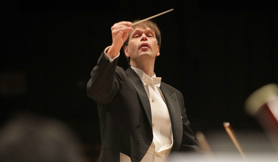 Patrik conduccts with energy. Photo.