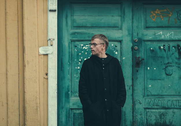 Man mot en grön dörr. Fotografi.