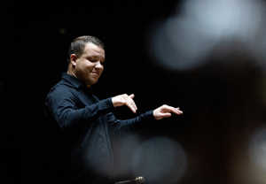 Man som dirigerar. Fotografi.