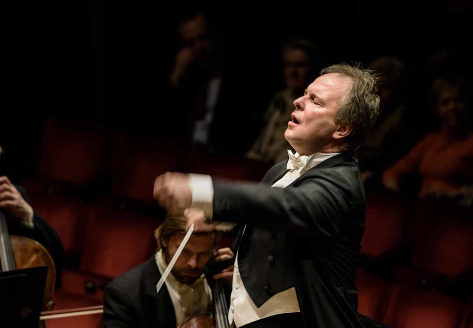 Sakari dirigerar med inlevelse, konserttillfälle. Fotografi.