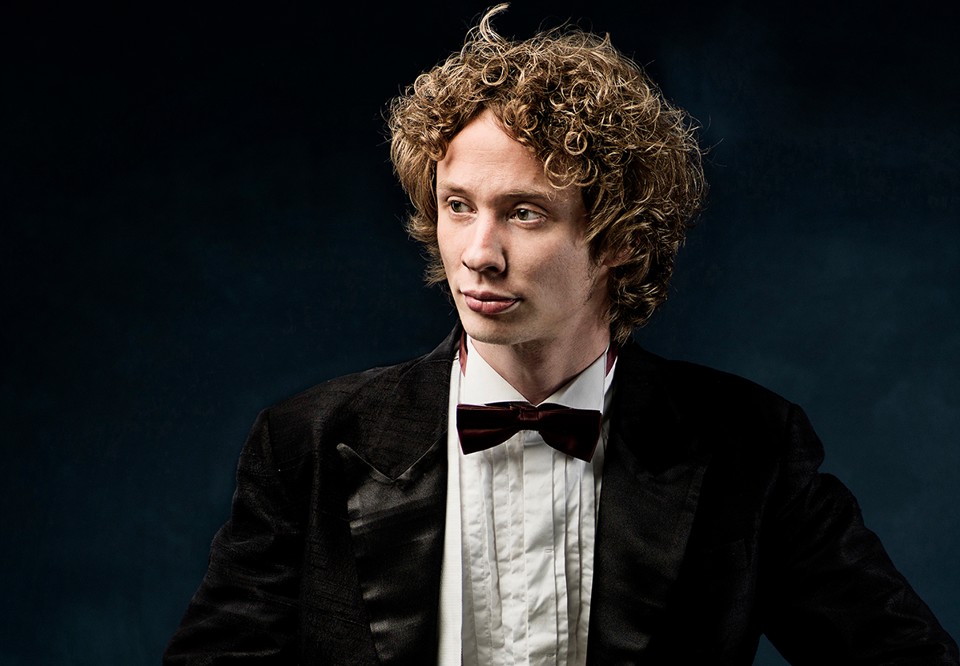 Young guy with curly hair. Photo.