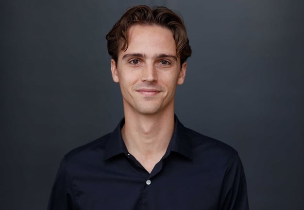 Närbild på ung man. Fotografi.