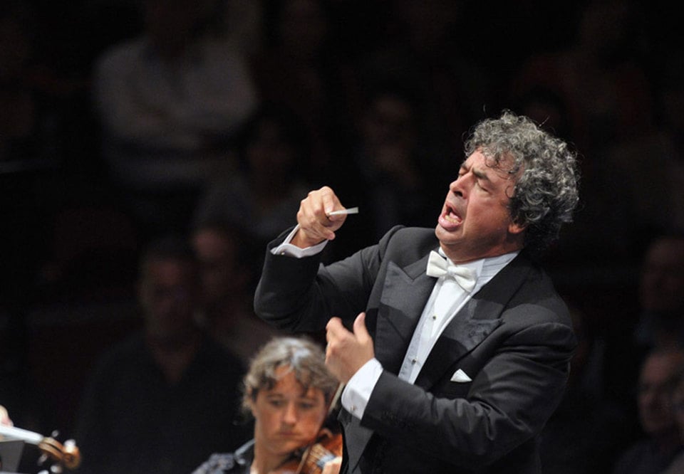 Bild på dirigenten Semyon Bychkov som dirigerar med mycket energi. Fotografi.