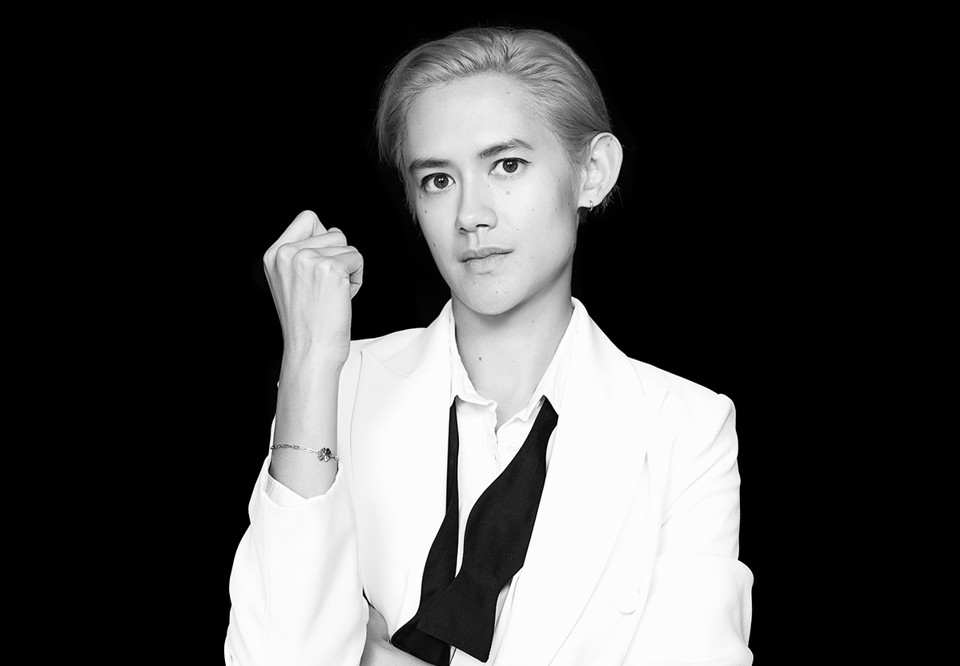 Närbild på kvinna med kostym. Fotografi.