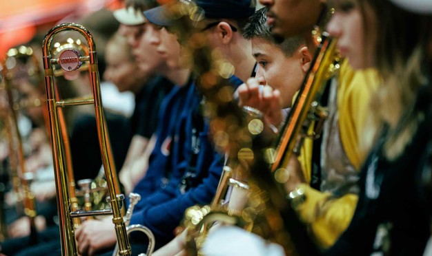 Ungdomar med brassinstrument. Fotografi.