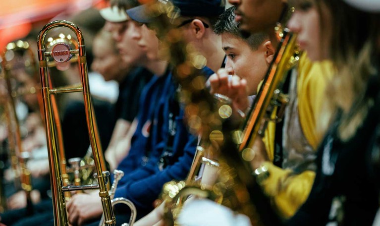 En stor samling av musicerande ungdomar.  Fotografi.