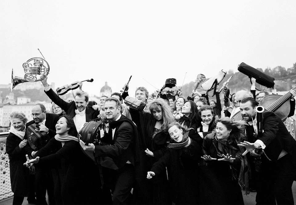 Många människor med isntrument. Fotografi.